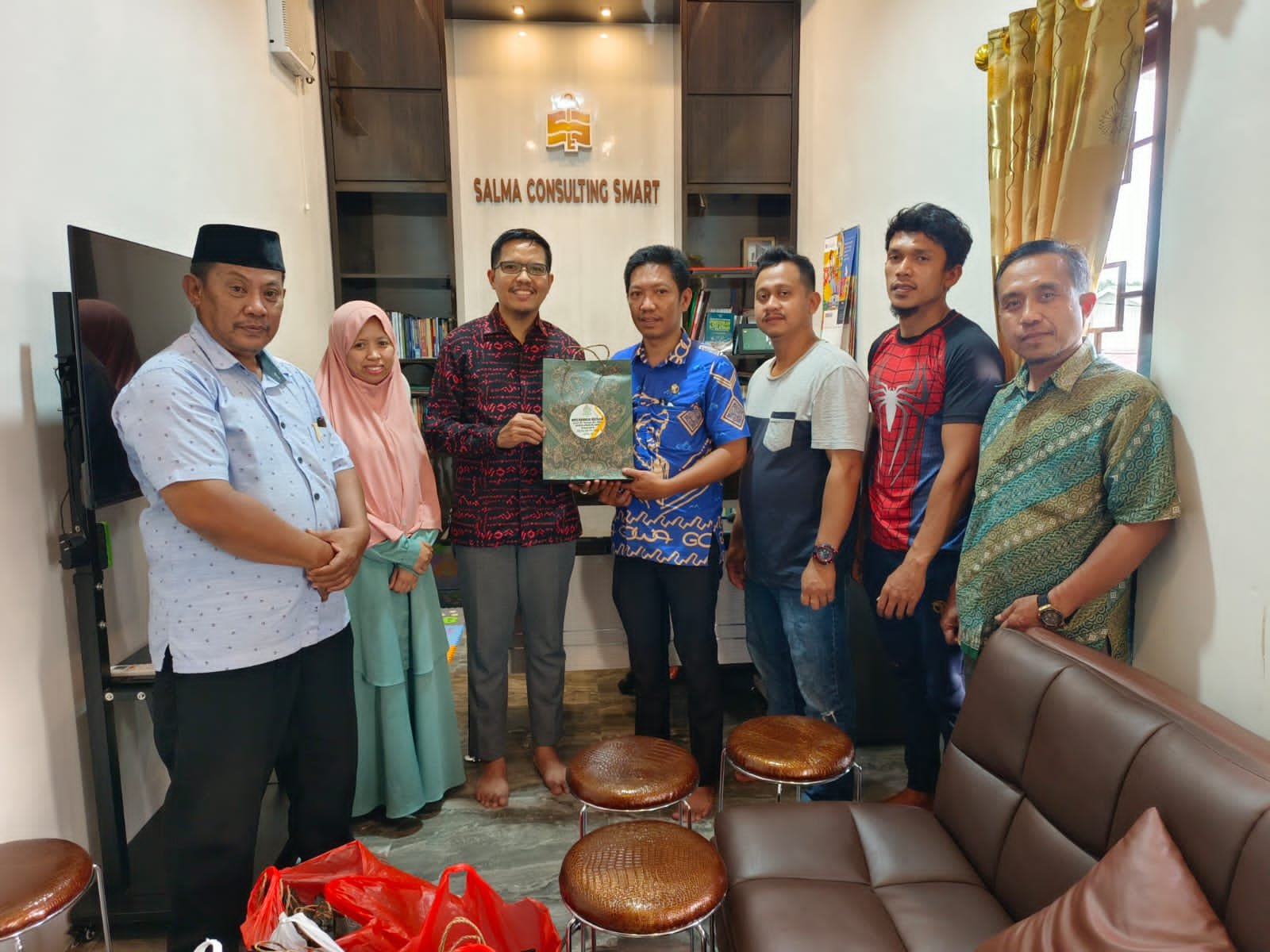 Pj Kades Asram Suhendra Kunjungi Kantor Depot UBA, Harap BUMDes Panciro Lakukan Pembenahan Pengurus